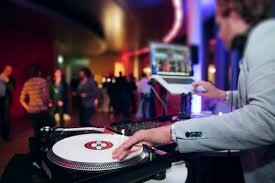 DJ VS LIVE BAND, WHICH IS BETTER.